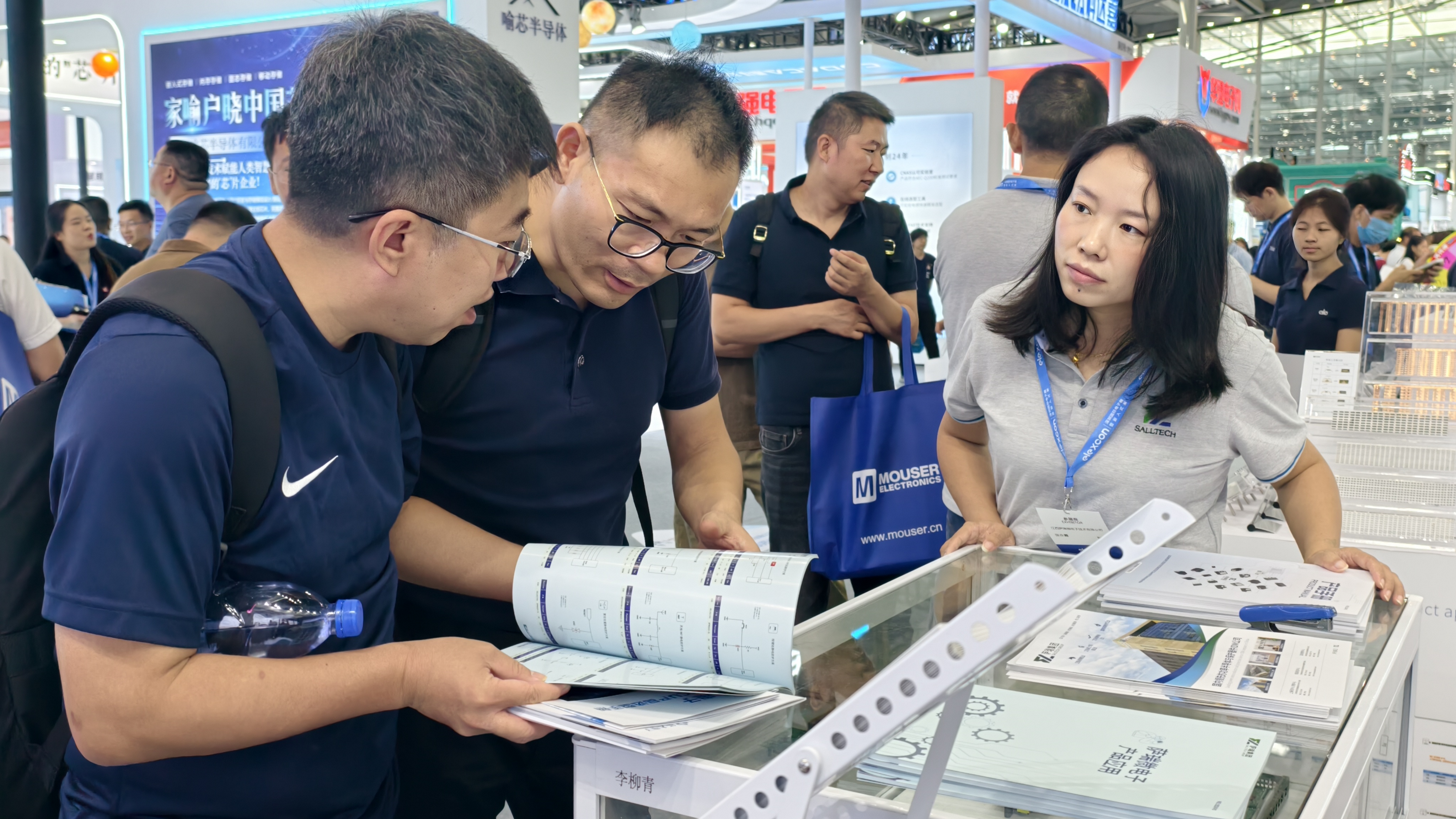 荣耀收官！江西3044永利微电子闪耀 2025 深圳电子展并荣获年度大奖